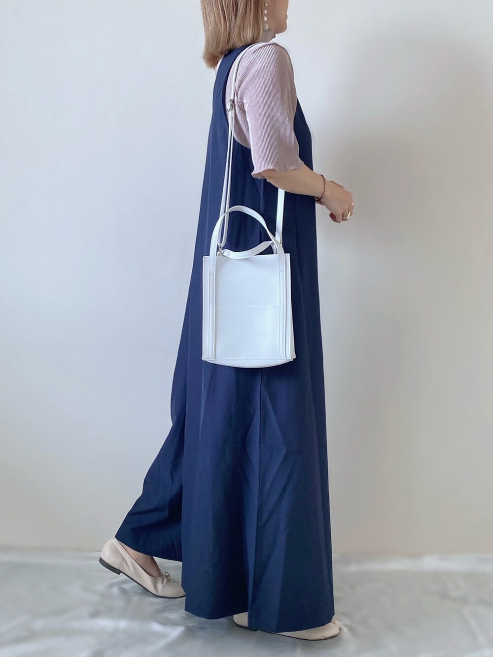 ピンク系のTシャツ/カットソー、ホワイト系のトートバッグ、ブルー系のサロペット/オーバーオールを着用したレディースの春コーディネートの3枚目の写真
