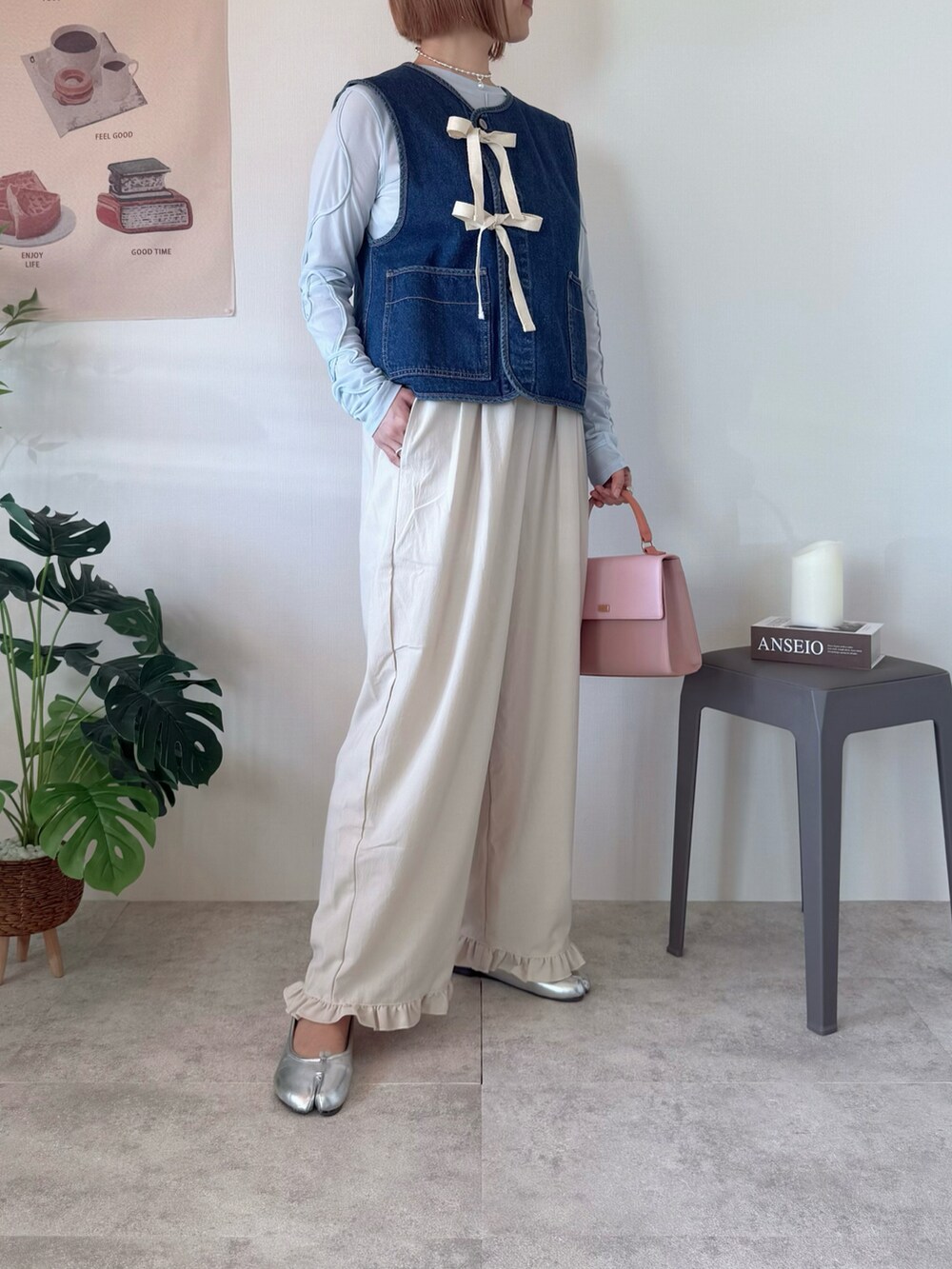 ブルー系のベスト、ブルー系のTシャツ/カットソー、シルバー系のバレエシューズを着用したレディースの冬コーディネートの3枚目の写真