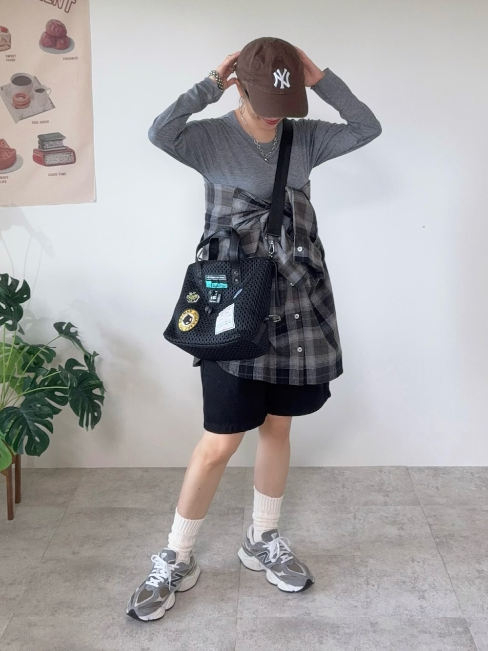 ブラック系のボストンバッグ、ブラック系のシャツ/ブラウス、グレー系のスニーカーを着用したレディースの秋コーディネートの2枚目の写真