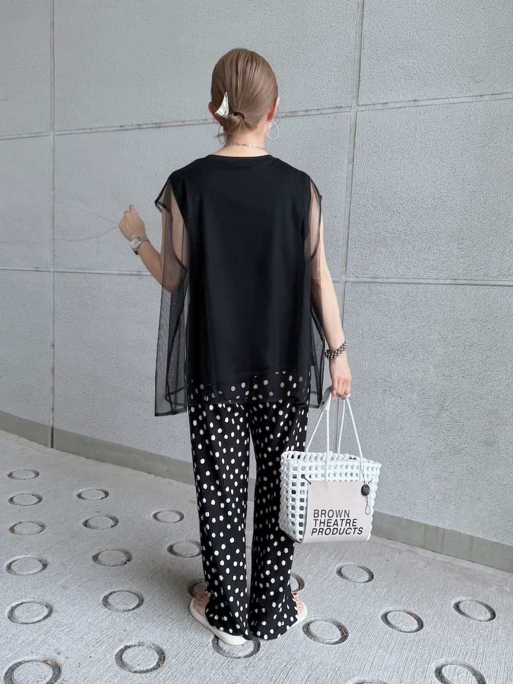 ブラック系のその他パンツ、ブラック系のTシャツ/カットソー、ホワイト系のサンダルを着用したレディースの夏コーディネートの4枚目の写真