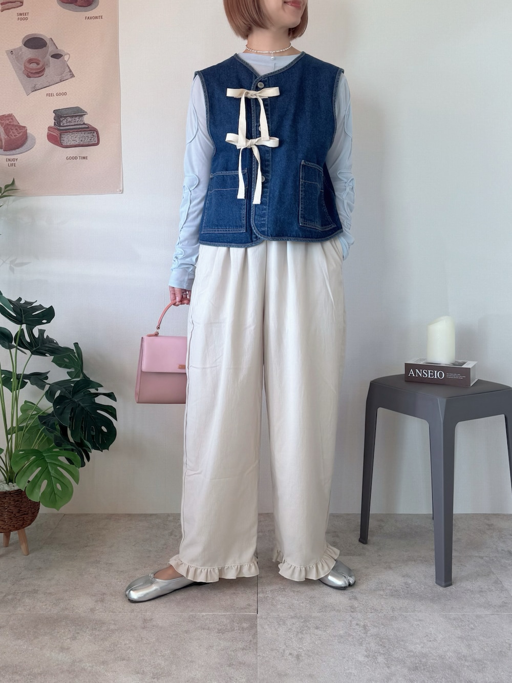 ブルー系のベスト、ブルー系のTシャツ/カットソー、シルバー系のバレエシューズを着用したレディースの冬コーディネートの2枚目の写真