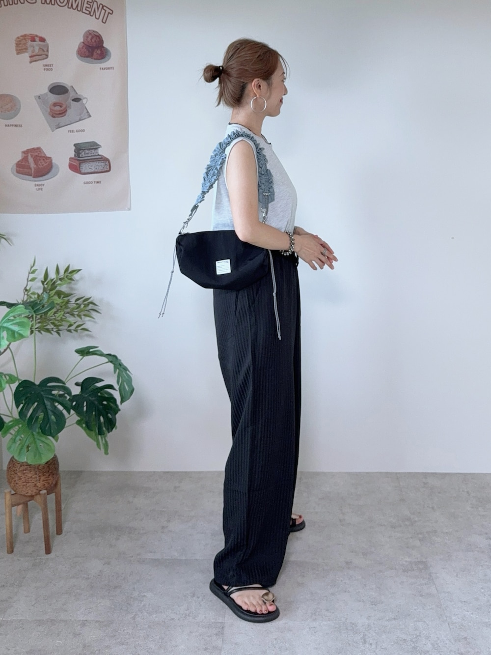 ブラック系のショルダーバッグ、ブラック系のその他パンツ、グレー系のTシャツ/カットソーを着用したレディースの夏コーディネートの2枚目の写真