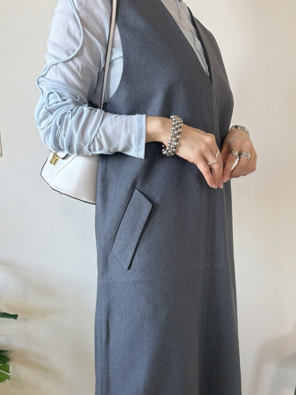 グレー系のワンピース/ドレス、ブルー系のTシャツ/カットソー、シルバー系のパンプスを着用したレディースの春コーディネートの5枚目の写真