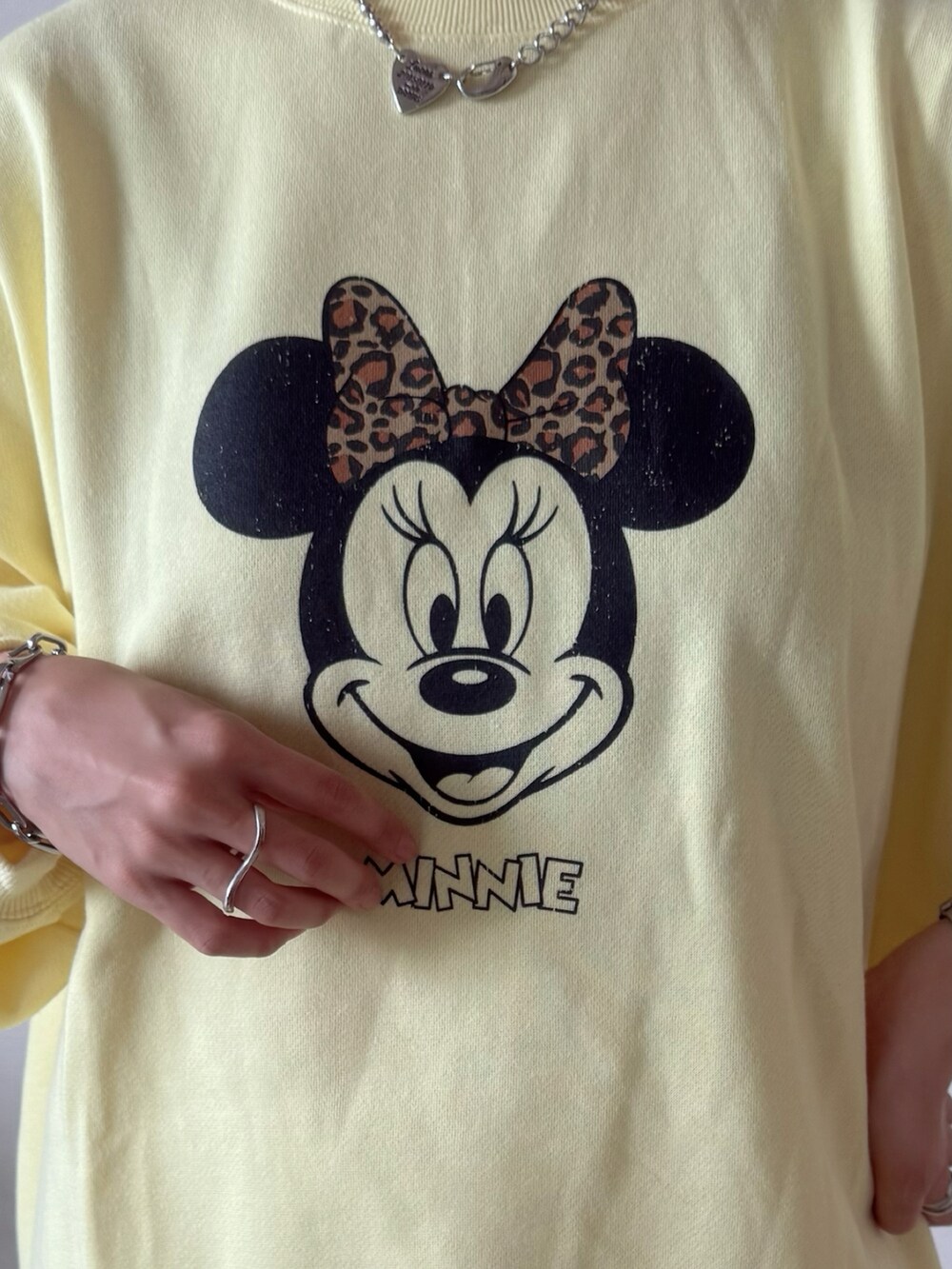 イエロー系のスウェット、ブラック系のバックパック/リュック、ブラウン系のバレエシューズを着用したレディースの秋コーディネートの5枚目の写真