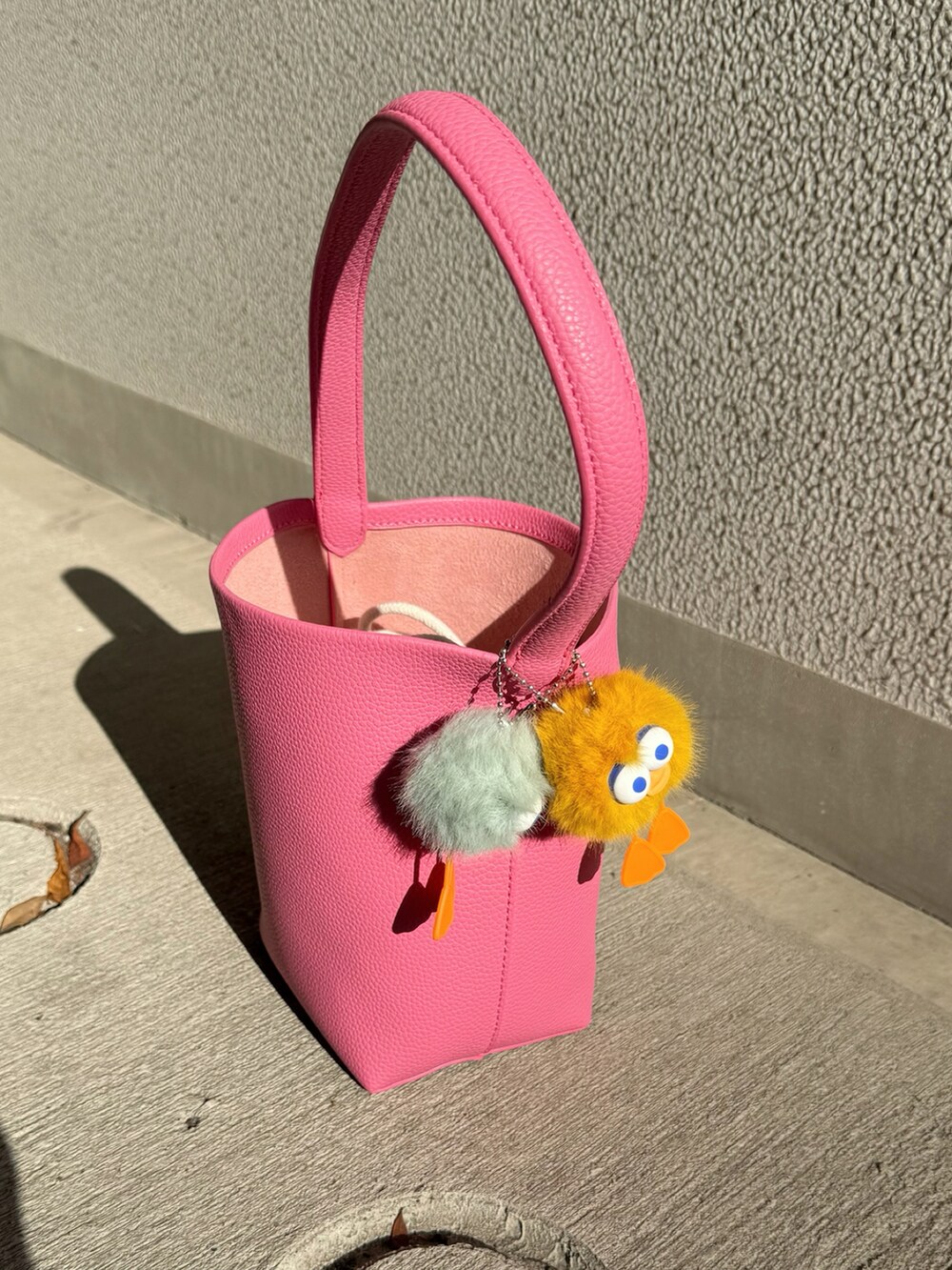 ブルー系のTシャツ/カットソー、ブラック系のデニムパンツ、ピンク系のショルダーバッグを着用したレディースの夏コーディネートの5枚目の写真