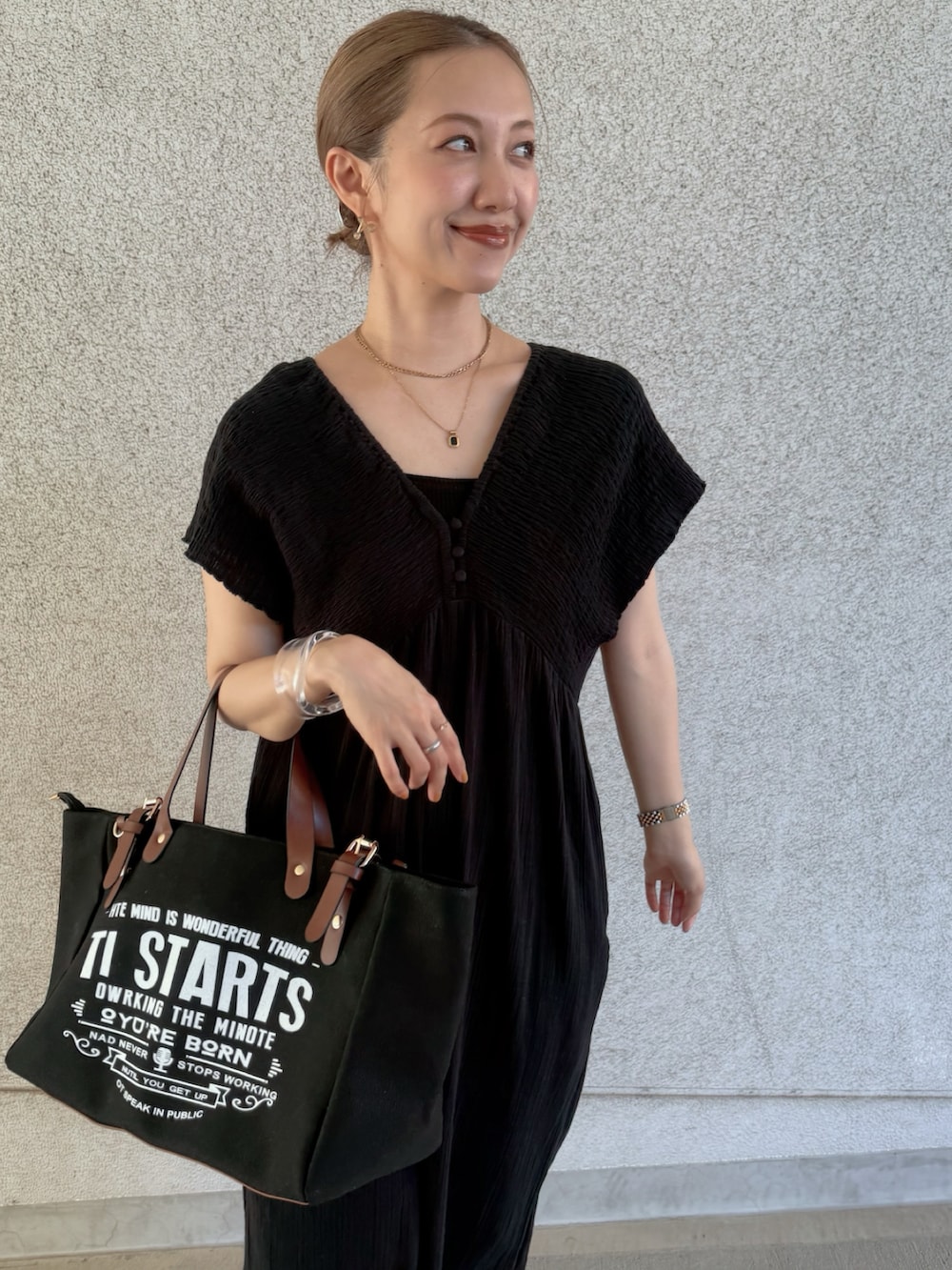 ブラック系のつなぎ/オールインワン、ブラック系のトートバッグ、ブラック系のサンダルを着用したレディースの夏コーディネートの2枚目の写真