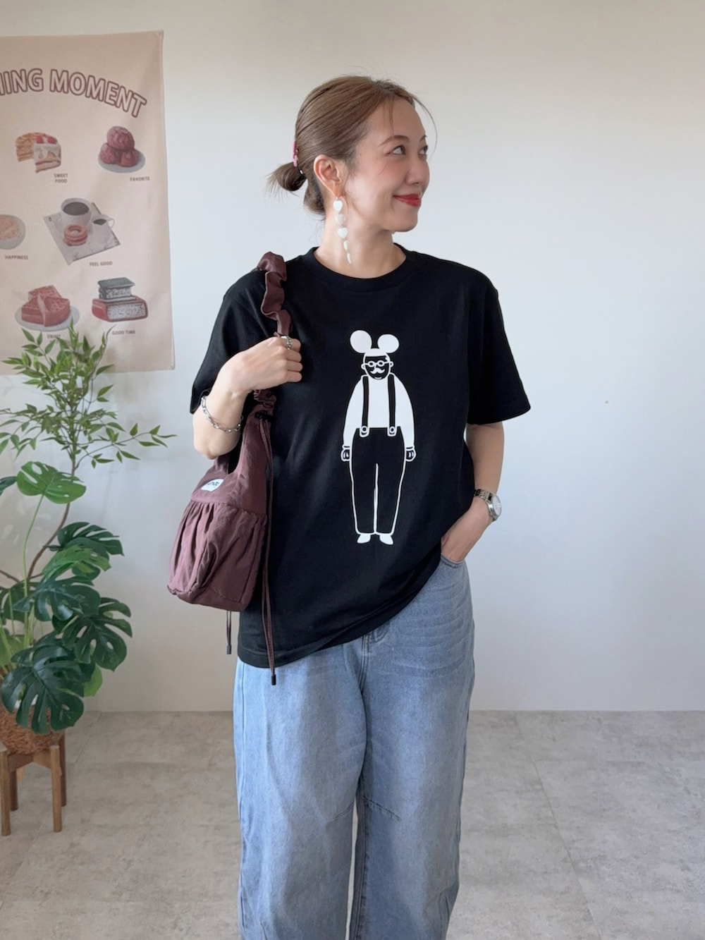 ブラウン系のショルダーバッグ、レッド系のスニーカー、ブラック系のTシャツ/カットソーを着用したレディースの春コーディネートの5枚目の写真