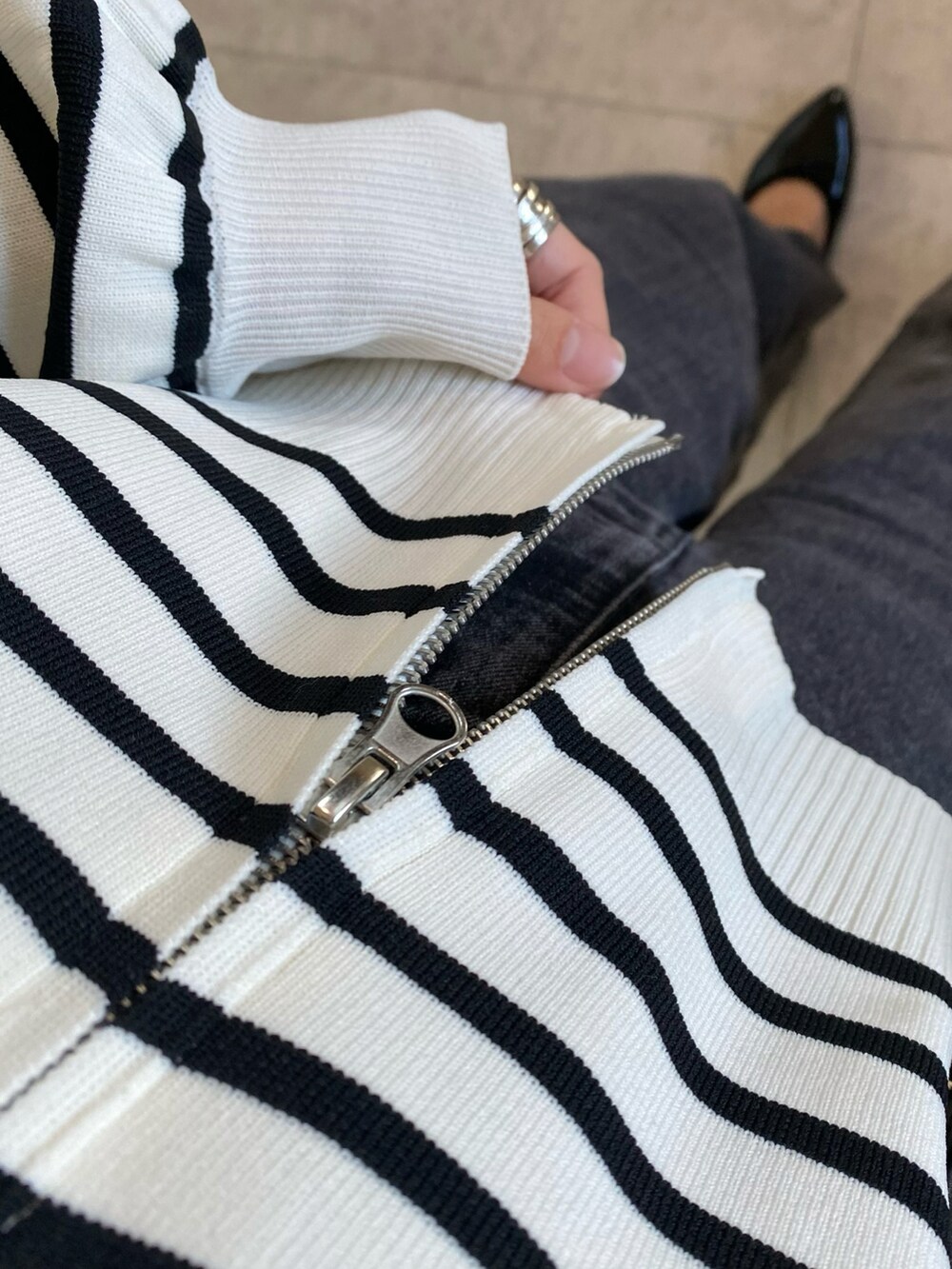 ホワイト系のカーディガン/ボレロ、ブラック系のデニムパンツ、ブラック系のバッグを着用したレディースの冬コーディネートの4枚目の写真