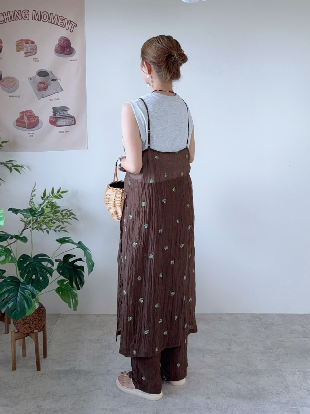 ブラウン系のその他パンツ、ブラウン系のワンピース、グレー系のTシャツ/カットソーを着用したレディースの夏コーディネートの3枚目の写真