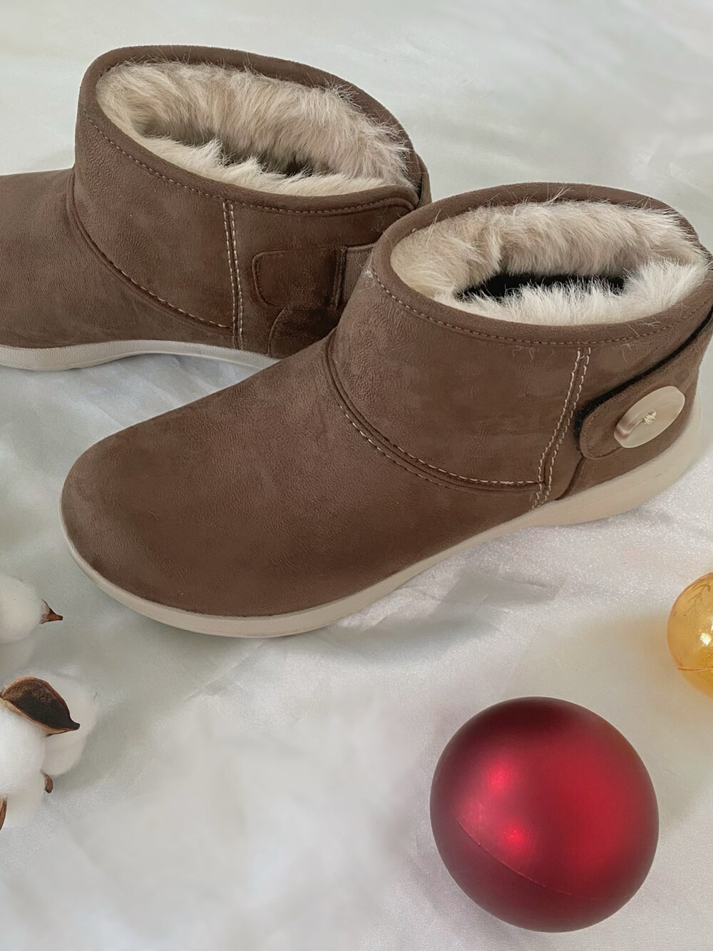 ブラウン系のブーツ、ゴールド系のトートバッグ、ブラウン系のスウェットを着用したレディースの冬コーディネートの5枚目の写真