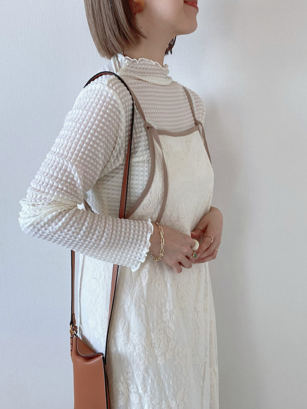 ホワイト系のワンピース、ベージュ系のブーツ、ホワイト系のシャツ/ブラウスを着用したレディースの春コーディネートの3枚目の写真