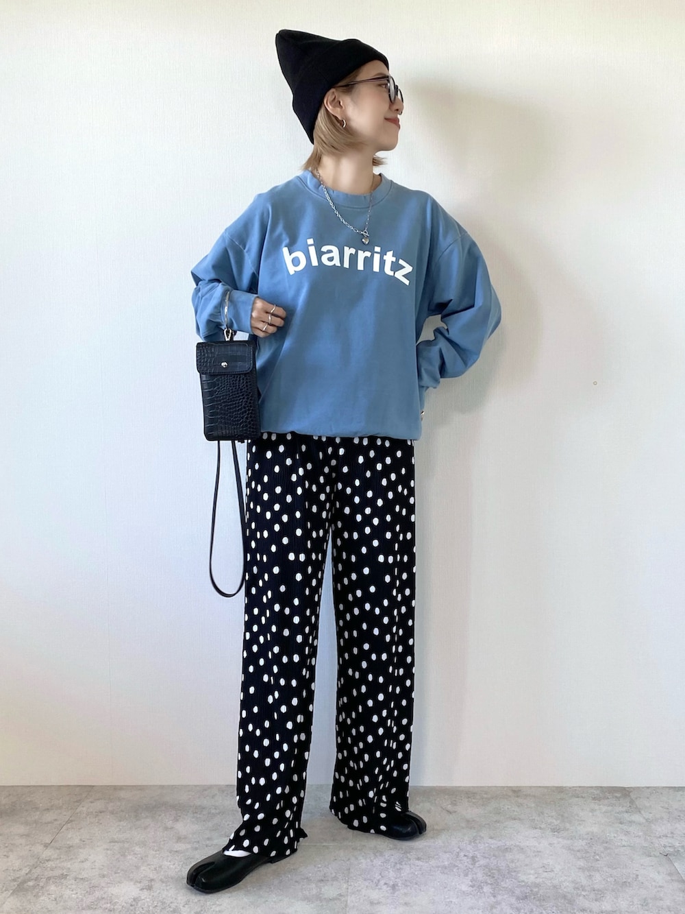 ブラック系のその他パンツ、ブルー系のスウェット、ブラック系のパンプスを着用したレディースの秋コーディネートの2枚目の写真