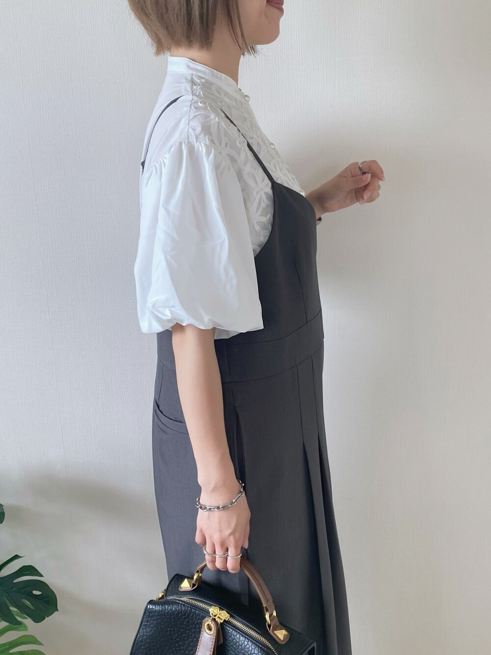 ブラック系のボストンバッグ、グレー系のサロペット/オーバーオール、シルバー系のバレエシューズを着用したレディースの夏コーディネートの4枚目の写真