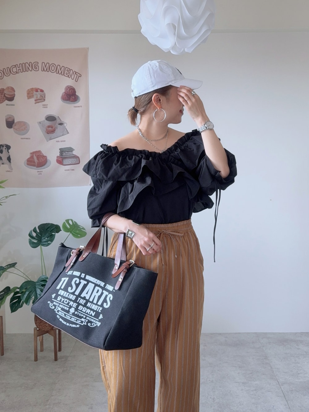 ブラック系のシャツ/ブラウス、ブラウン系のその他パンツ、ブラック系のトートバッグを着用したレディースの夏コーディネートの3枚目の写真