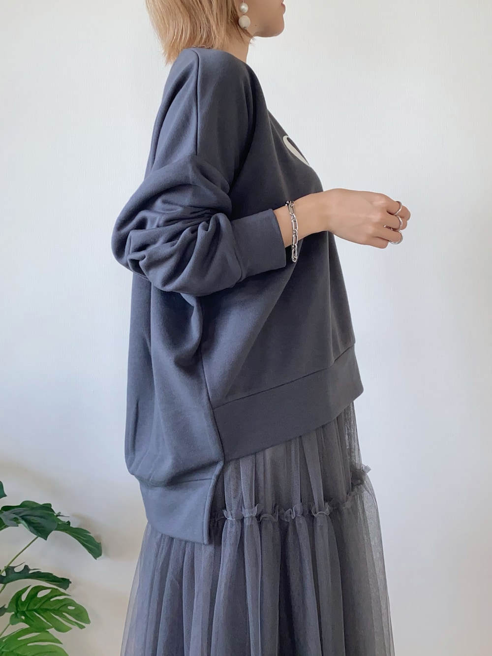 ピンク系のバッグ、グレー系のスカート、グレー系のスウェットを着用したレディースの秋コーディネートの4枚目の写真