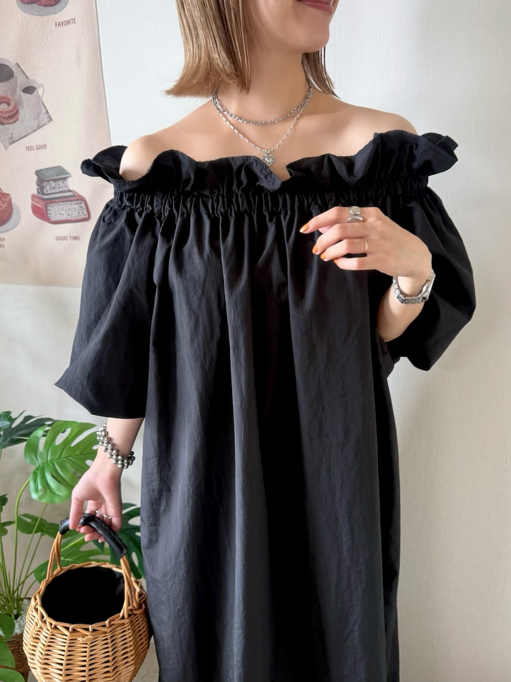 ベージュ系のサンダルを着用したレディースの夏コーディネートの3枚目の写真