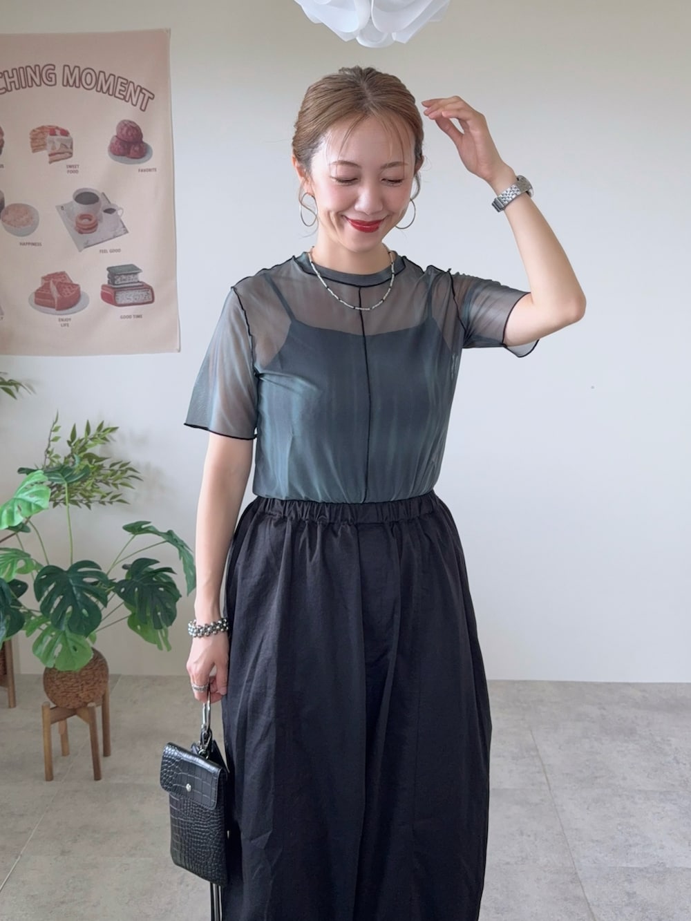 グリーン系のTシャツ/カットソー、ブラック系のその他パンツ、ブラック系のサンダルを着用したレディースの夏コーディネートの4枚目の写真