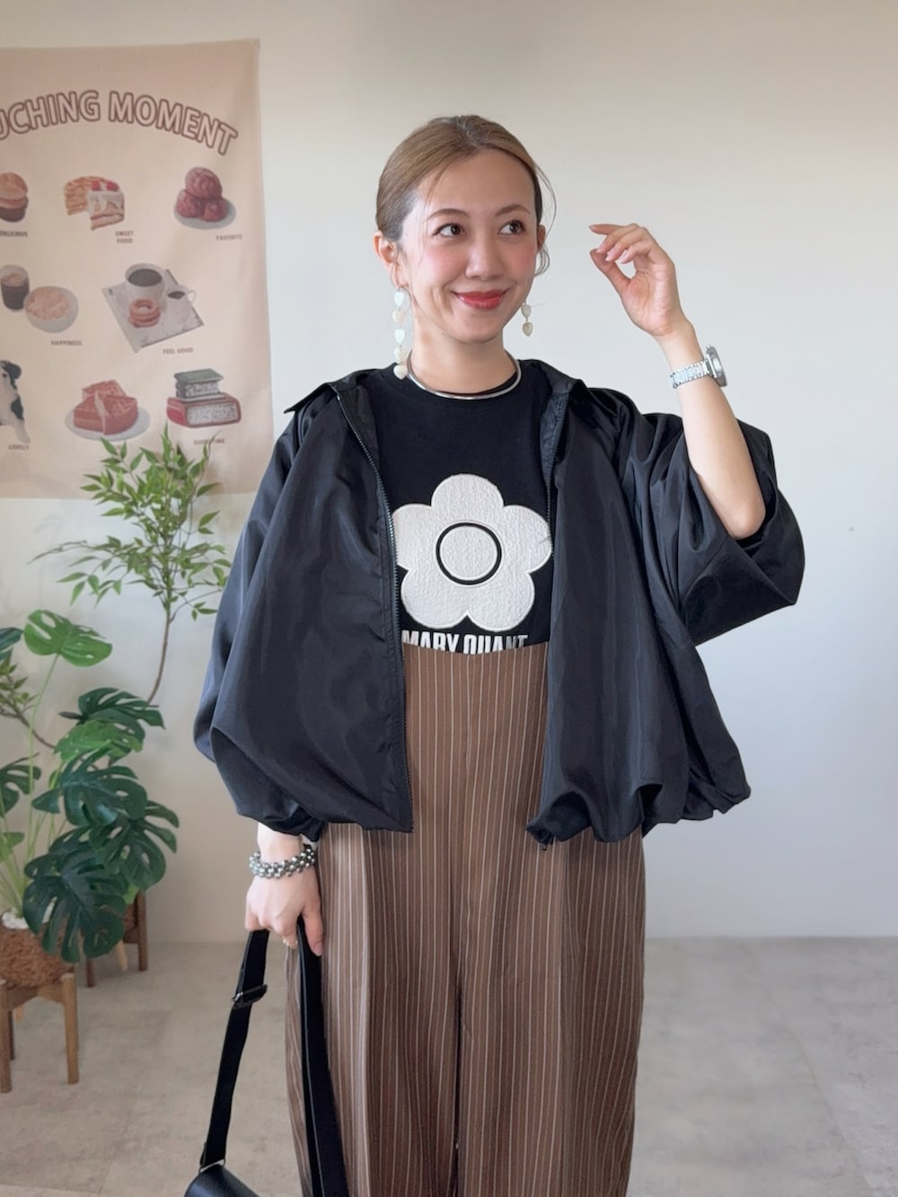 ブラック系のTシャツ/カットソー、ブラック系のその他アウター、ブラウン系のサロペット/オーバーオールを着用したレディースの春コーディネートの4枚目の写真