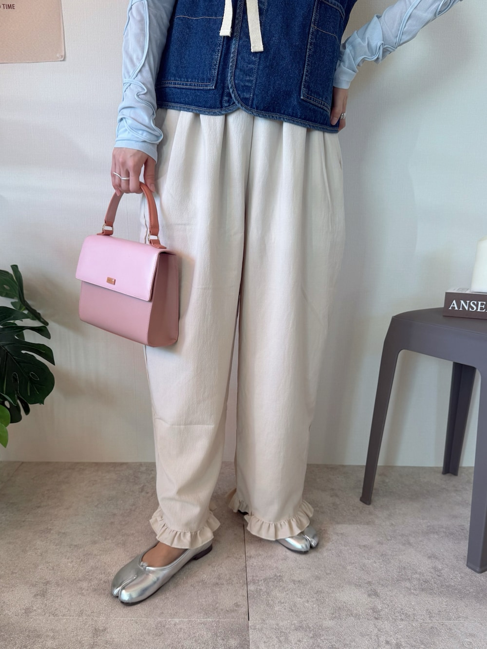 ブルー系のベスト、ブルー系のTシャツ/カットソー、シルバー系のバレエシューズを着用したレディースの冬コーディネートの5枚目の写真