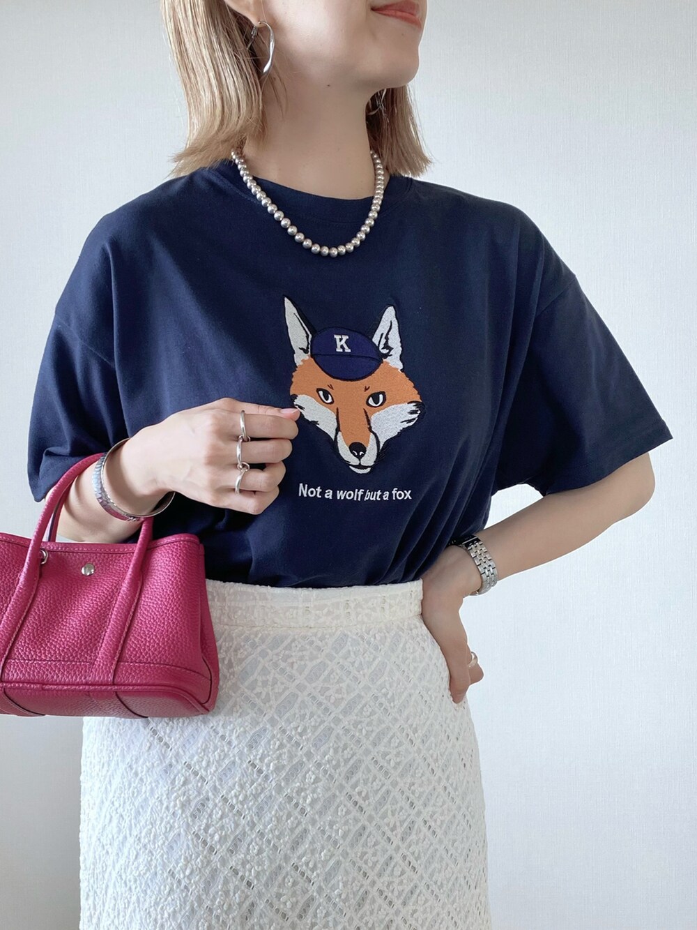 ブルー系のTシャツ/カットソー、ホワイト系のスカート、ホワイト系のスニーカーを着用したレディースの夏コーディネートの3枚目の写真