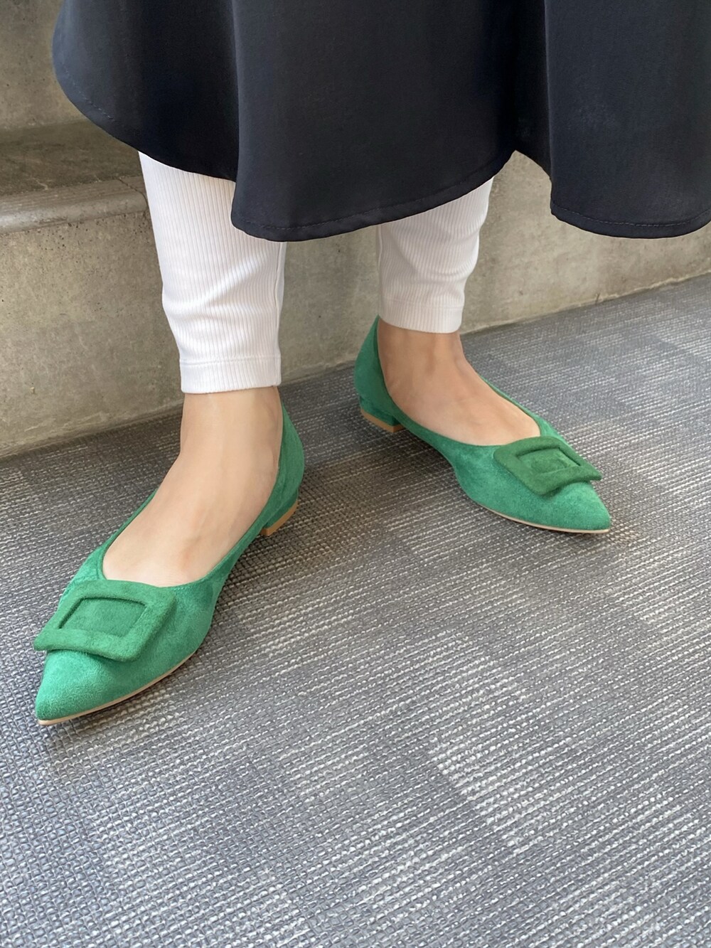 グリーン系のパンプス、ブラック系のショルダーバッグ、ブラック系のワンピースを着用したレディースの夏コーディネートの3枚目の写真