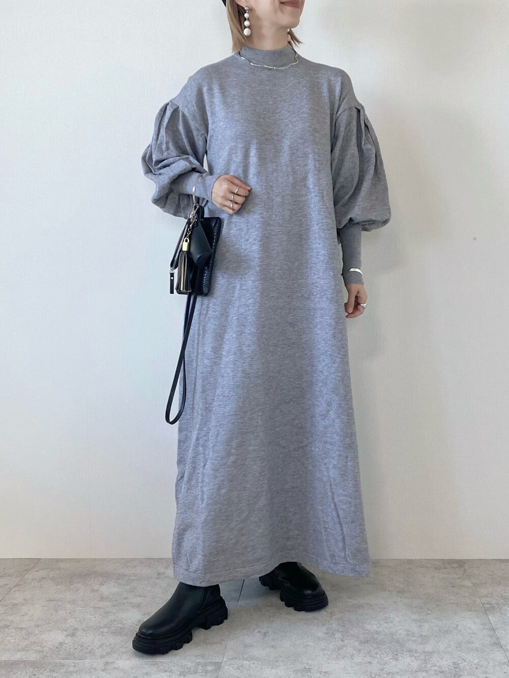 グレー系のワンピース、シルバー系のネックレスを着用したレディースの秋コーディネートの4枚目の写真
