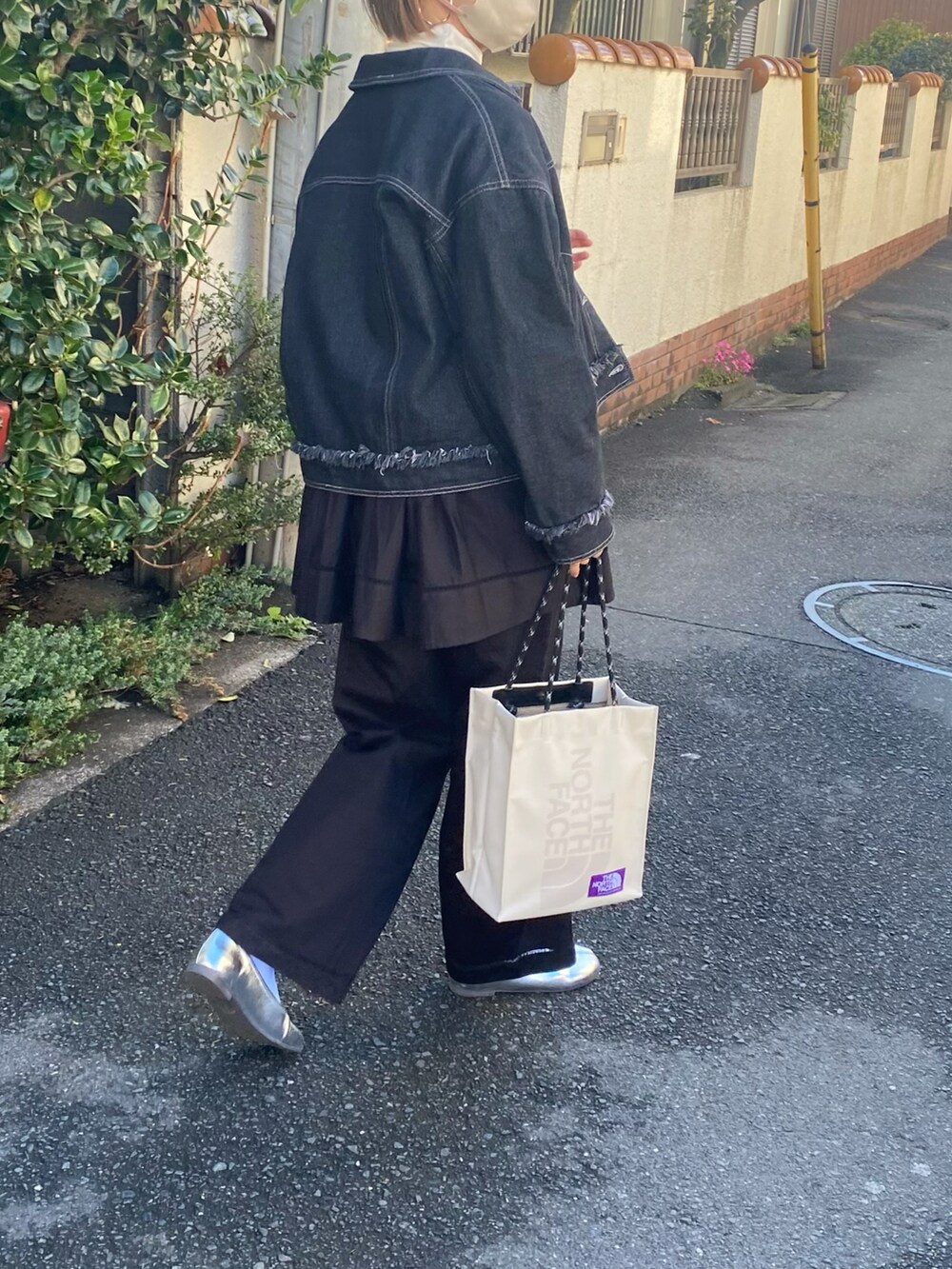シルバー系のバレエシューズ、ブラック系のキャミソール、ブラック系のその他パンツを着用したレディースの春コーディネートの4枚目の写真
