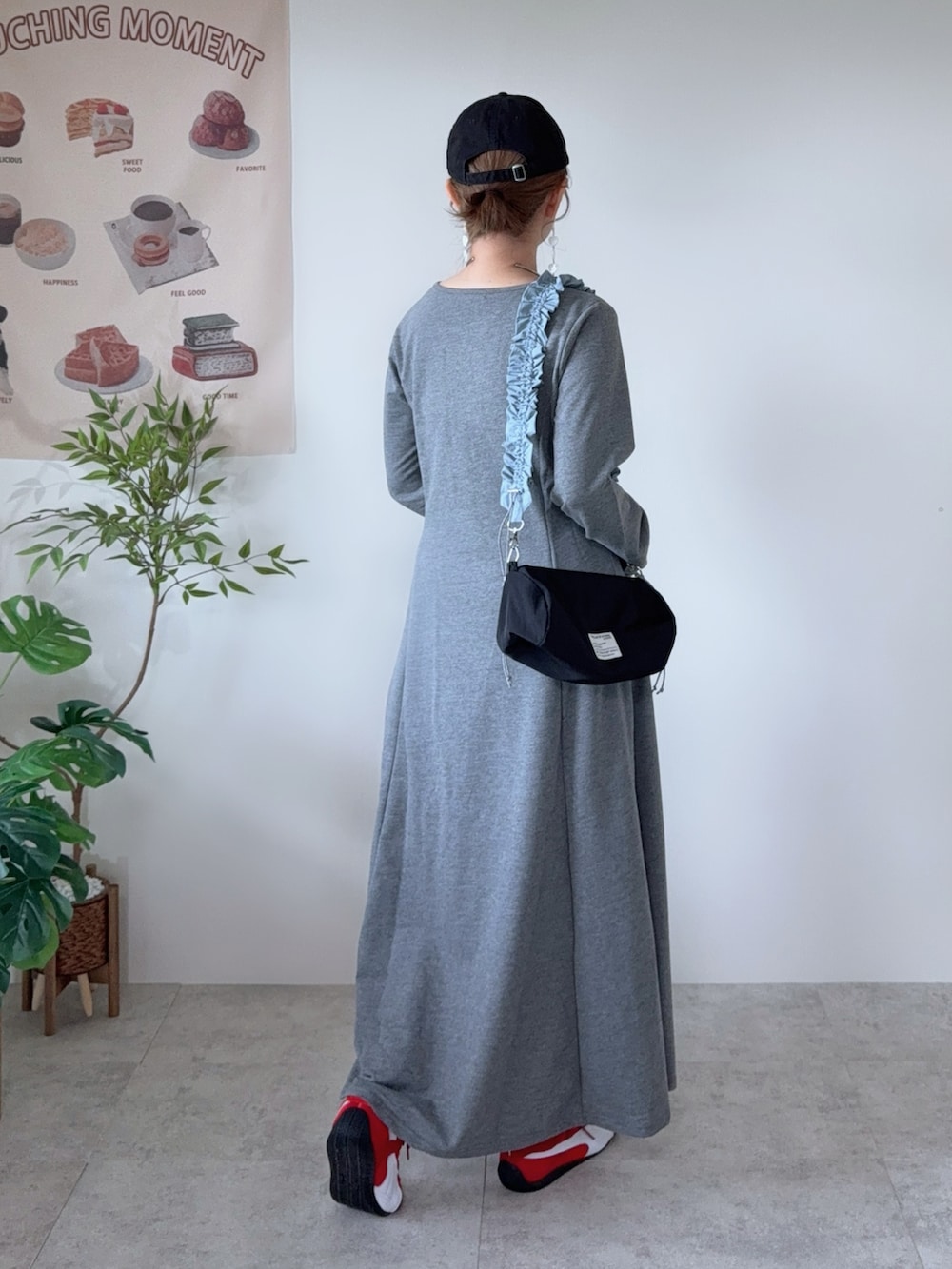 グレー系のワンピース、ブラック系のショルダーバッグ、レッド系のスニーカーを着用したレディースの春コーディネートの3枚目の写真
