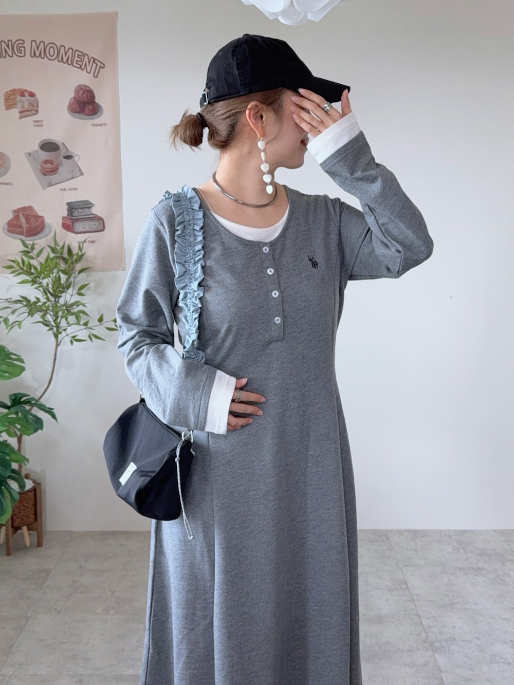 グレー系のワンピース、ブラック系のショルダーバッグ、レッド系のスニーカーを着用したレディースの春コーディネートの4枚目の写真