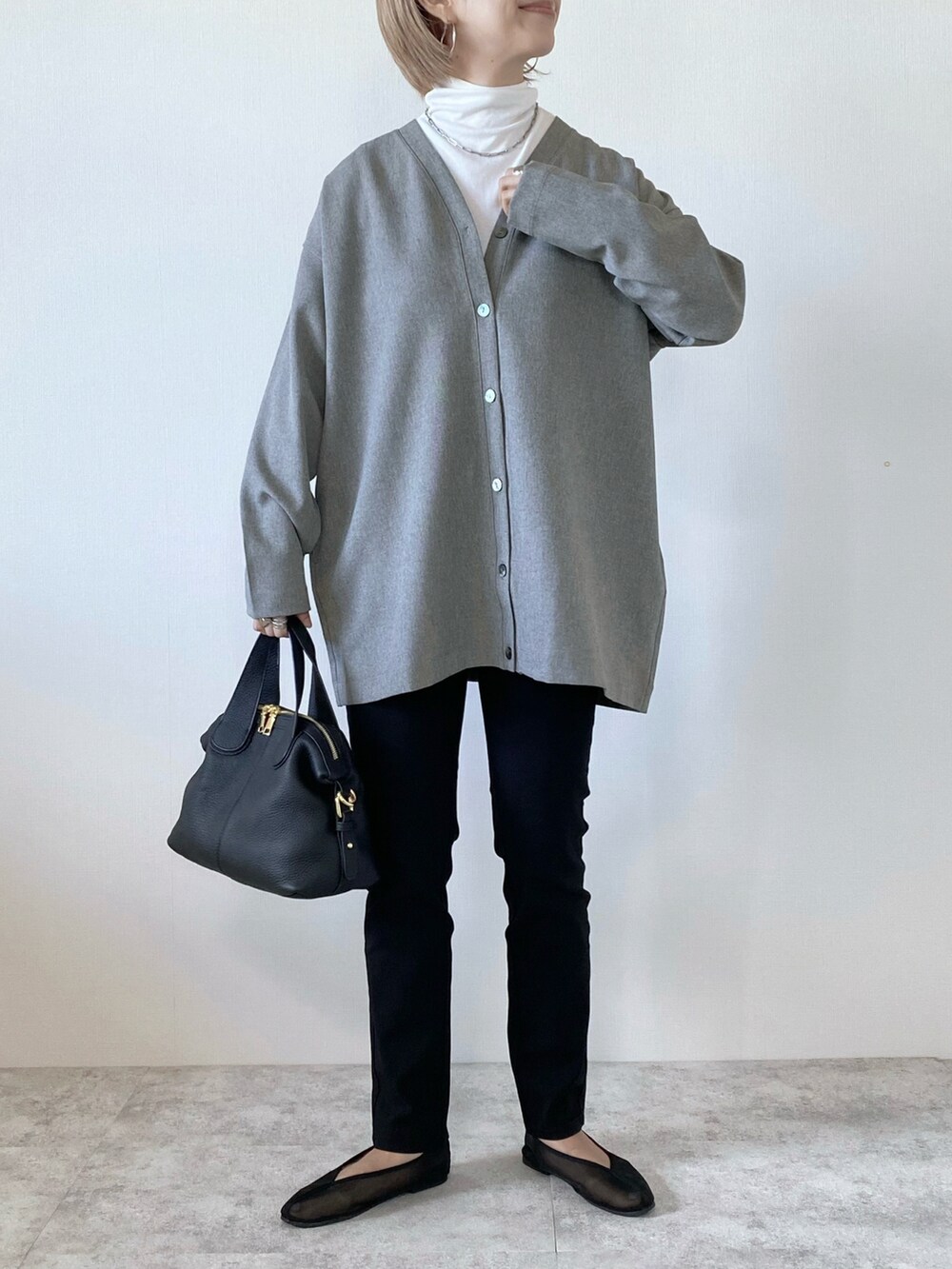 ブラック系のその他パンツ、ブラック系のバレエシューズ、ブラック系のバッグを着用したレディースの夏コーディネートの3枚目の写真