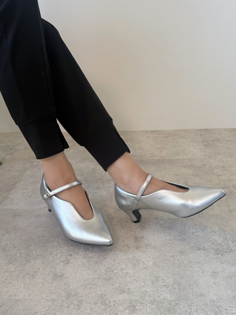 ホワイト系のシャツ/ブラウス、シルバー系のパンプスを着用したレディースの冬コーディネートの5枚目の写真