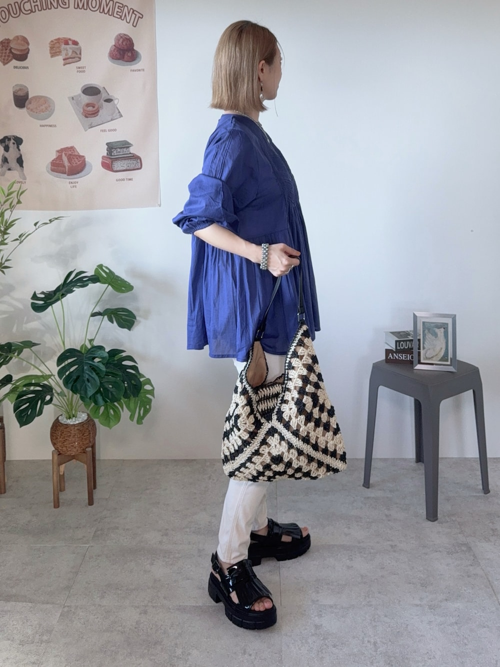 ブルー系のシャツ/ブラウス、ベージュ系のかごバッグ、ブラック系のサンダルを着用したレディースの夏コーディネートの3枚目の写真