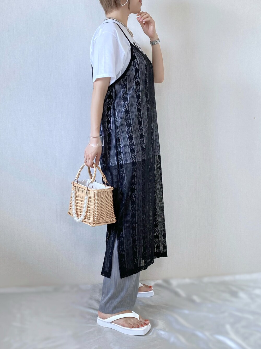 ブラック系のワンピース/ドレス、ベージュ系のかごバッグ、ホワイト系のTシャツ/カットソーを着用したレディースの夏コーディネートの3枚目の写真