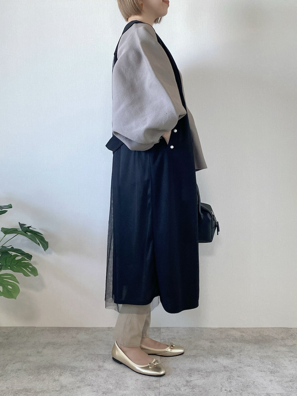 ブラック系のベスト、ブラウン系のTシャツ/カットソー、ブラック系のバッグを着用したレディースの春コーディネートの3枚目の写真