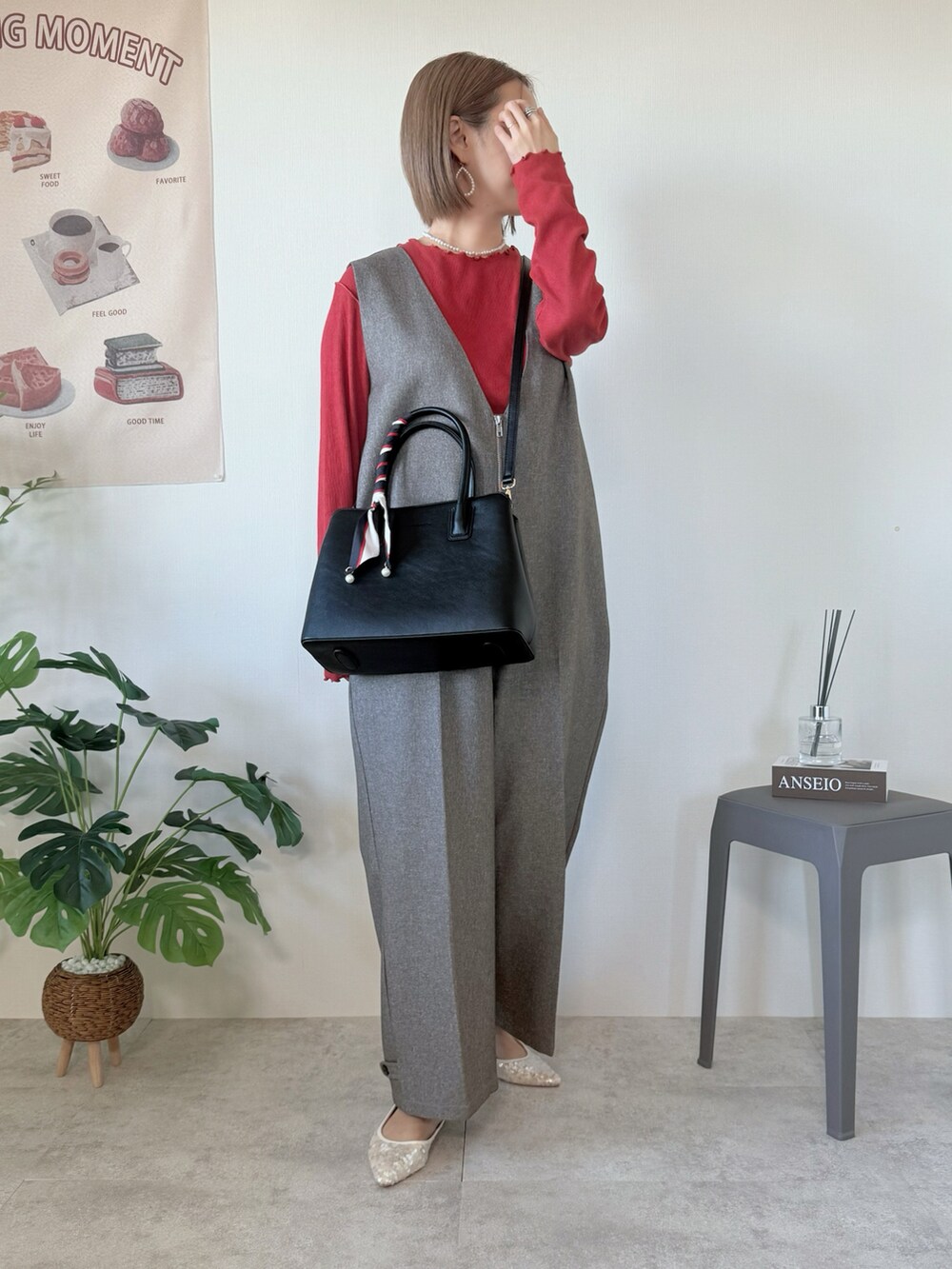 ブラック系のハンドバッグ、ブラウン系のつなぎ/オールインワン、ホワイト系のパンプスを着用したレディースの冬コーディネートの4枚目の写真