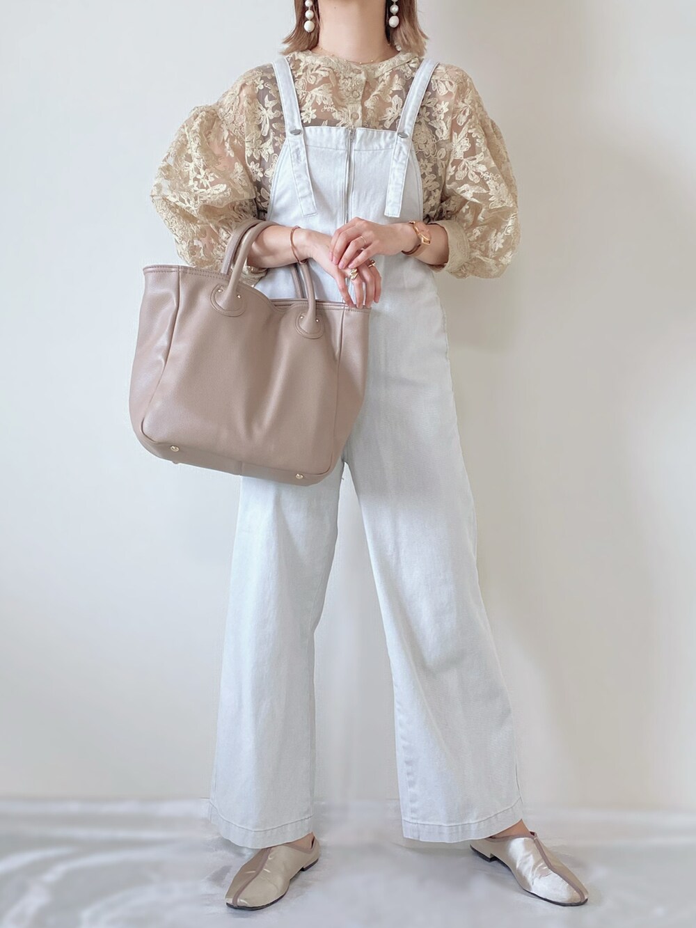 ベージュ系のシャツ/ブラウス、ホワイト系のサロペット/オーバーオール、ベージュ系のバッグを着用したレディースの夏コーディネートの2枚目の写真