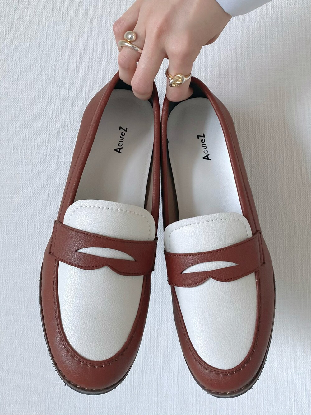 ブルー系のシャツ/ブラウス、グリーン系のTシャツ/カットソー、グリーン系のトートバッグを着用したレディースの春コーディネートの5枚目の写真