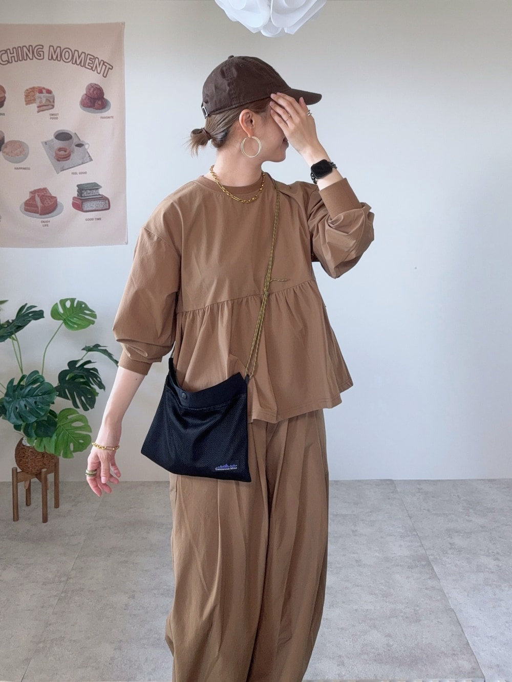 イエロー系のその他パンツ、ブラウン系のシューズ、ブラウン系のキャップを着用したレディースの夏コーディネートの5枚目の写真