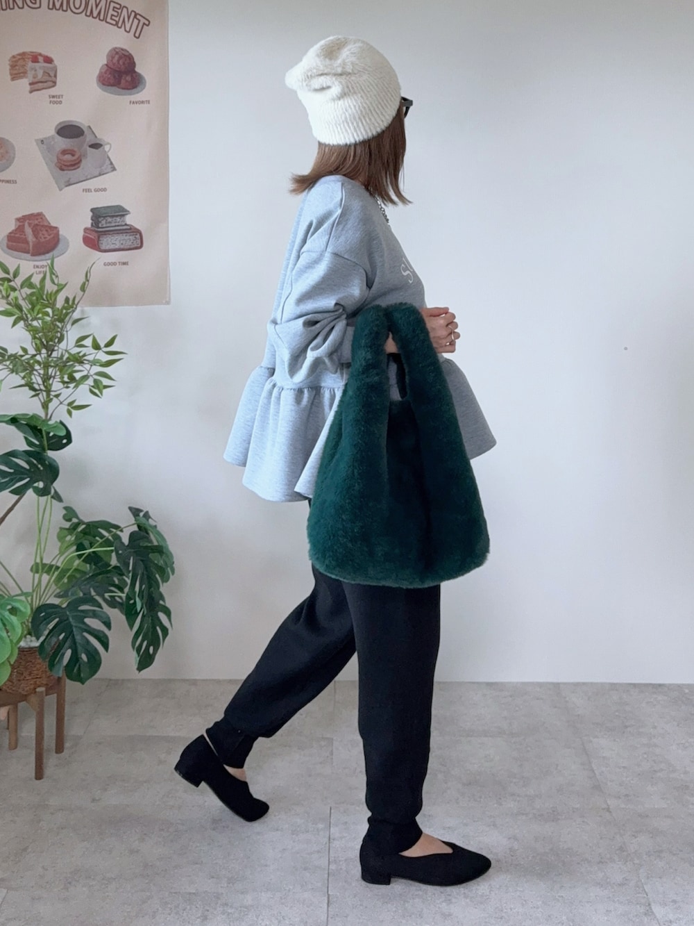 ブラック系のパンツ、ブラック系のパンプス、ホワイト系のニットキャップ/ビーニーを着用したレディースの秋コーディネートの2枚目の写真