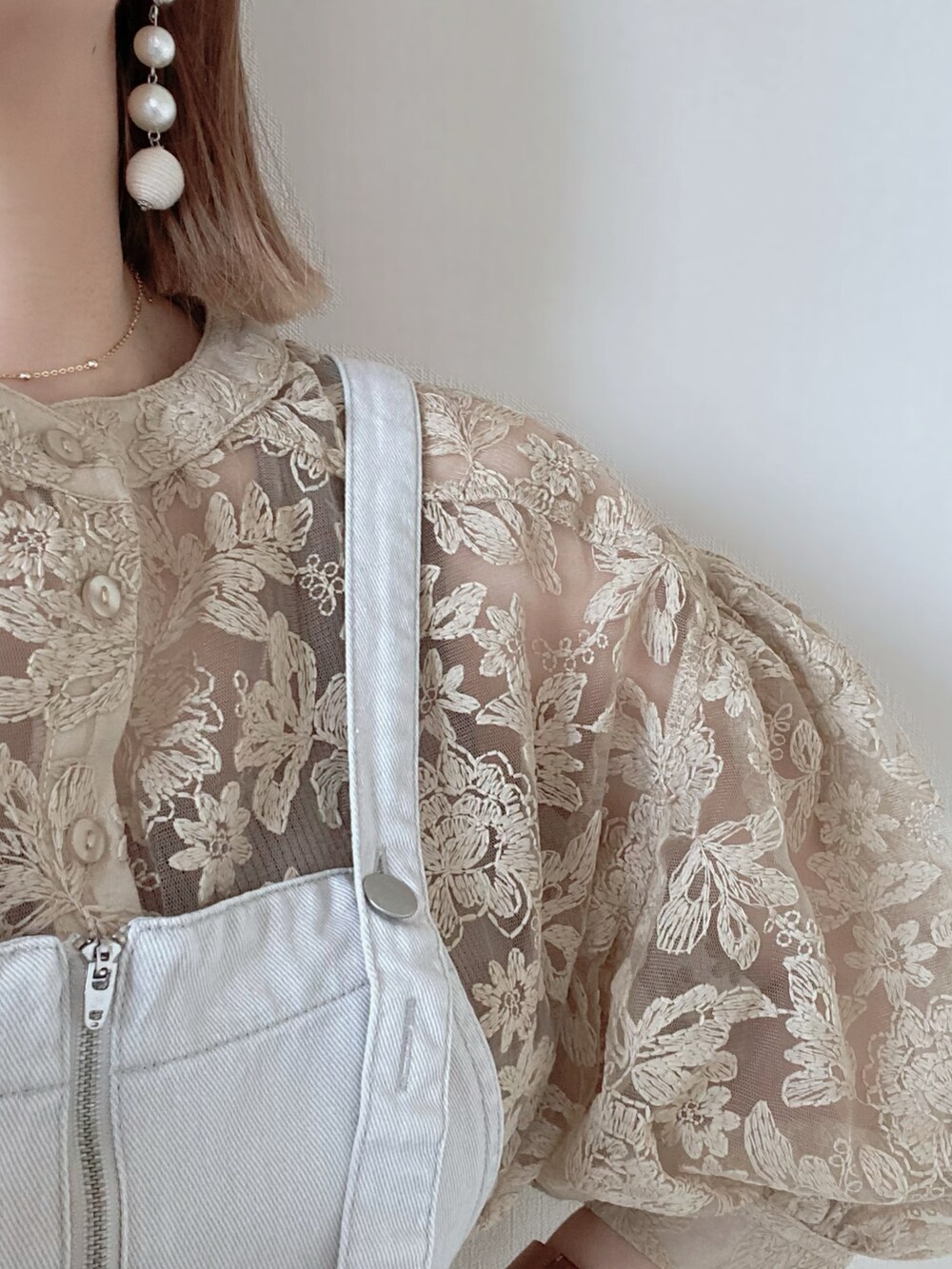 ベージュ系のシャツ/ブラウス、ホワイト系のサロペット/オーバーオール、ベージュ系のバッグを着用したレディースの夏コーディネートの3枚目の写真