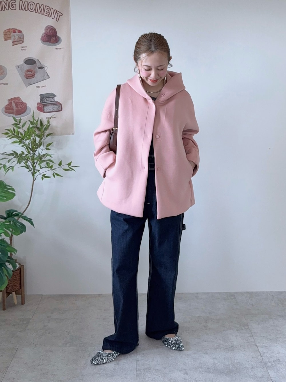 ブルー系のサロペット/オーバーオール、ブラウン系のハンドバッグ、ピンク系のジャケット/アウターを着用したレディースの春コーディネートの2枚目の写真