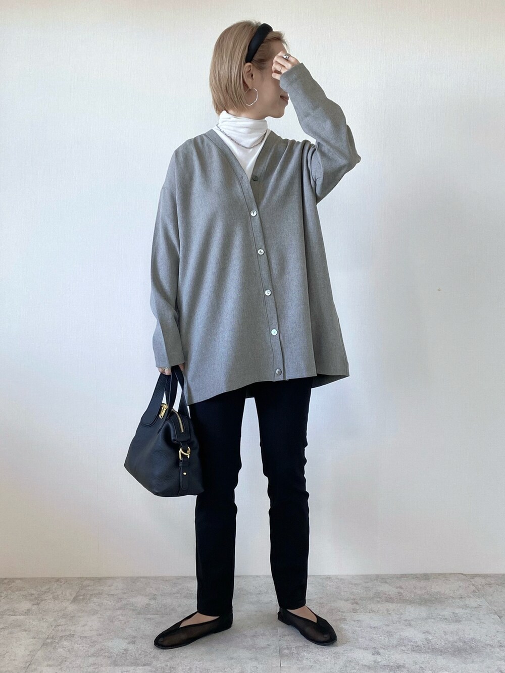 ブラック系のその他パンツ、ブラック系のバレエシューズ、ブラック系のバッグを着用したレディースの夏コーディネートの2枚目の写真