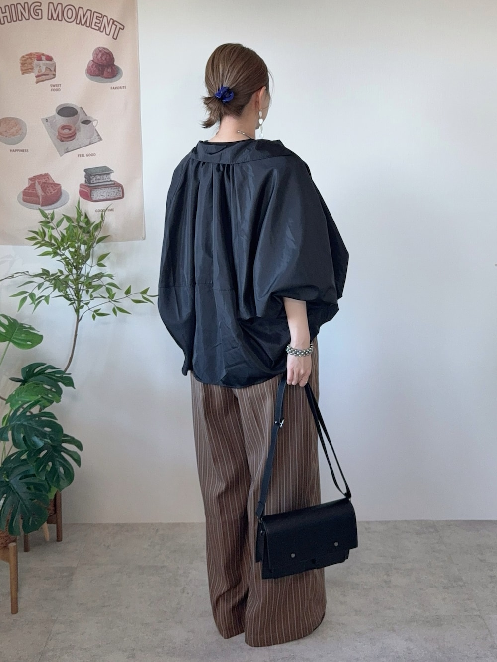 ブラック系のTシャツ/カットソー、ブラック系のその他アウター、ブラウン系のサロペット/オーバーオールを着用したレディースの春コーディネートの3枚目の写真