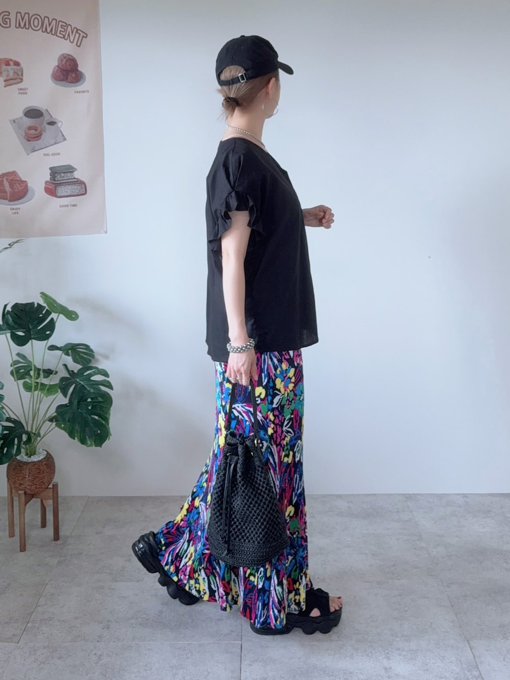 ブラック系のサンダル、ブラック系のシャツ/ブラウス、ブルー系のスカートを着用したレディースの夏コーディネートの3枚目の写真