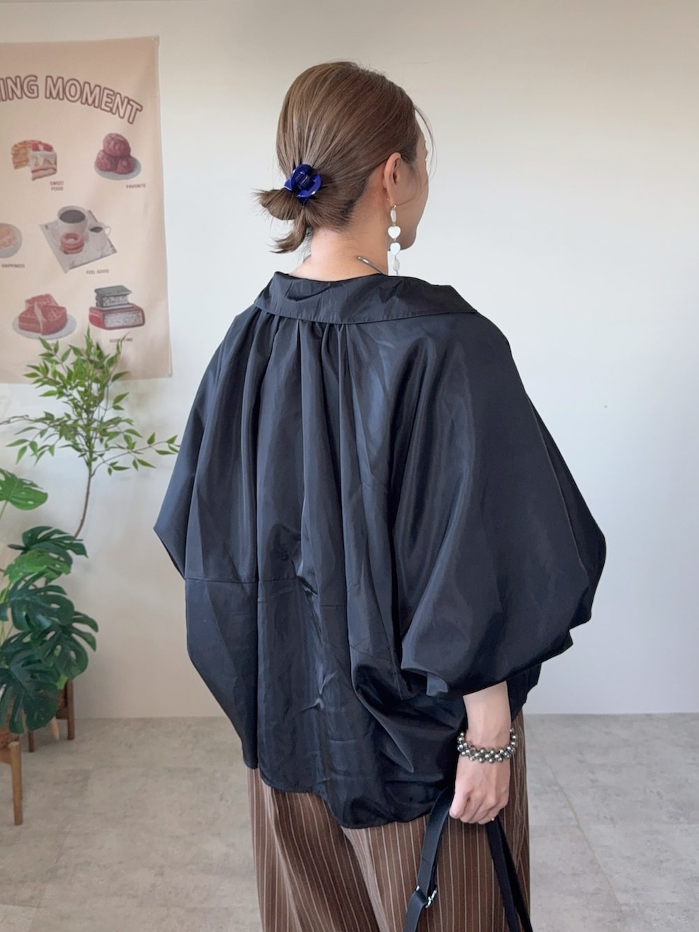 ブラック系のTシャツ/カットソー、ブラック系のその他アウター、ブラウン系のサロペット/オーバーオールを着用したレディースの春コーディネートの5枚目の写真