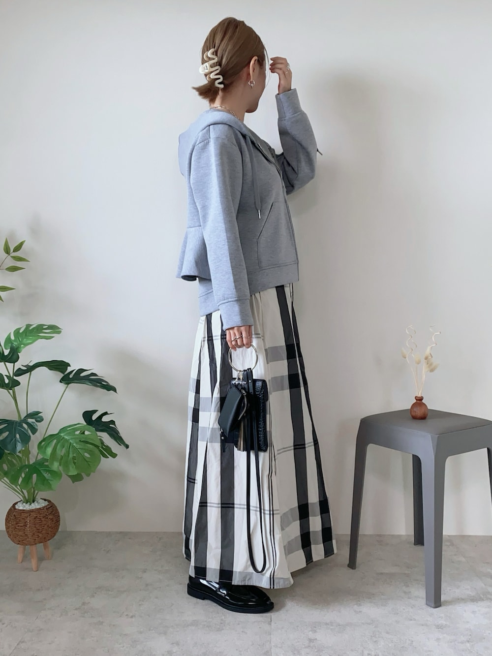 グレー系のその他アウター、ホワイト系のスカートを着用したレディースの秋コーディネートの3枚目の写真