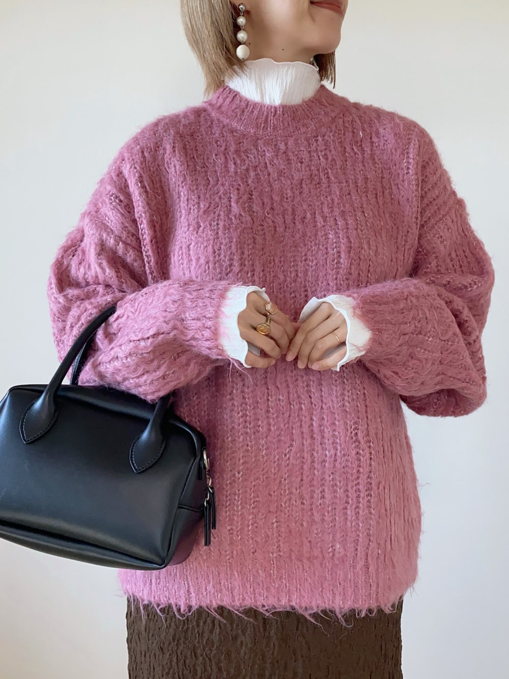 ブラウン系のスカート、ブラック系のバッグ、ホワイト系のTシャツ/カットソーを着用したレディースの秋コーディネートの3枚目の写真