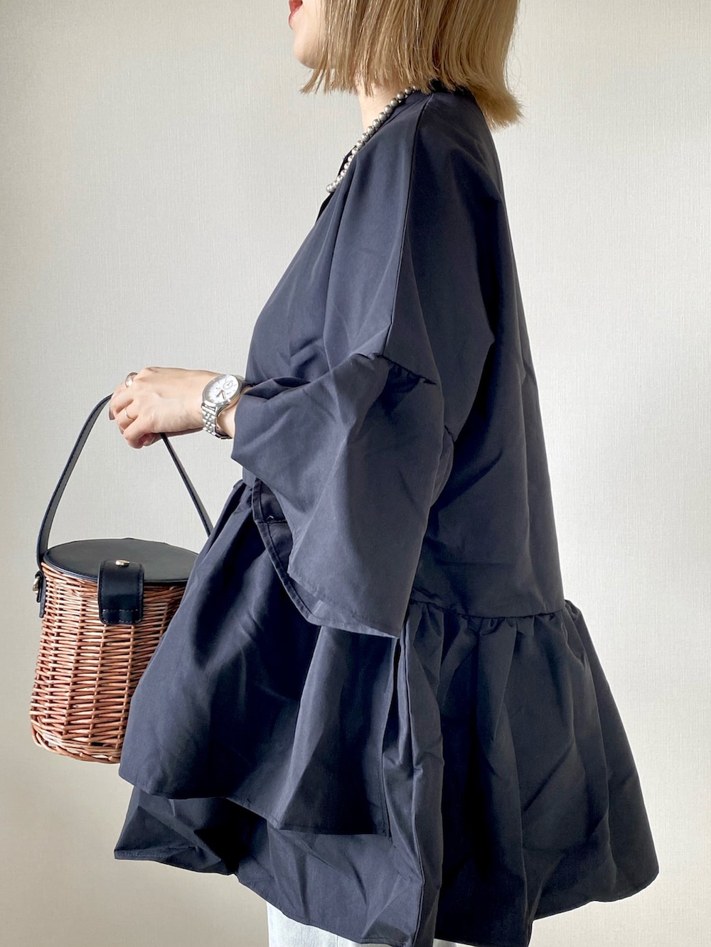 ブラック系のバッグ、シルバー系のサンダル、グレー系のデニムパンツを着用したレディースの夏コーディネートの3枚目の写真