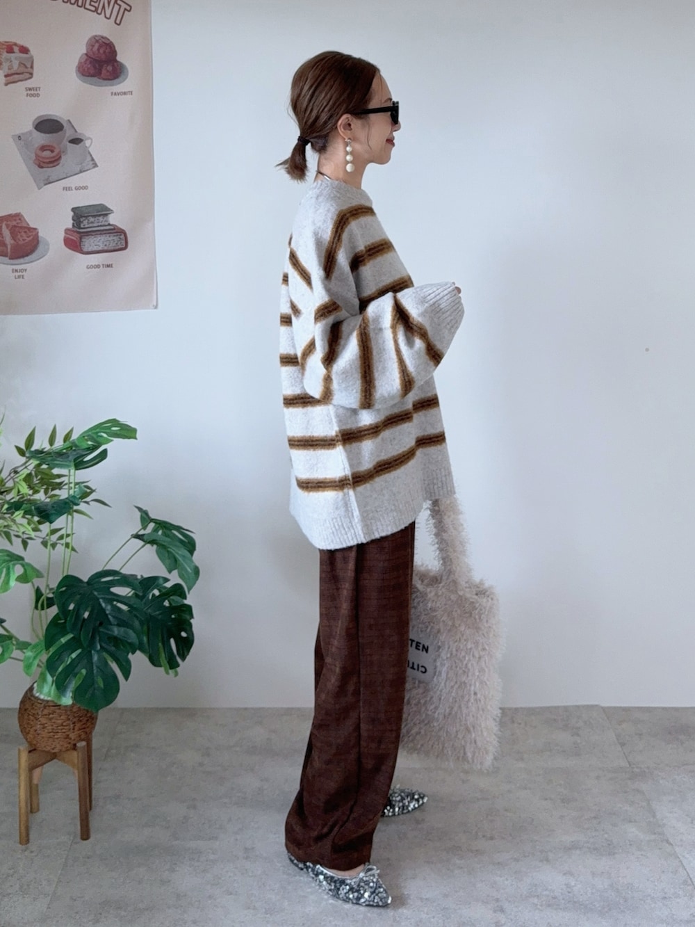 ホワイト系のニット/セーター、ブラウン系のその他パンツ、ホワイト系のトートバッグを着用したレディースの秋コーディネートの3枚目の写真