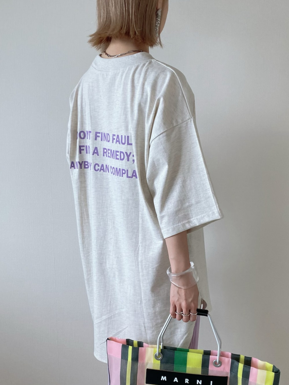 ベージュ系のTシャツ/カットソー、グリーン系のトートバッグ、パープル系のセットアップを着用したレディースの春コーディネートの5枚目の写真